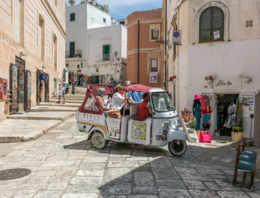 Ostuni, İtalya - 6 Haziran 2017: Güney İtalya 'nın Ostuni kentinde turistler.