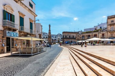 Ostuni, Italy- 6 Haziran 2017: Güney İtalya, Puglia 'da Ostuni' nin merkezindeki ana meydan