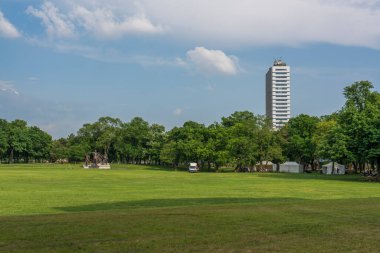 BUDAPEST, HUNGARY - 10 Mayıs 2018: Orczy Garden 'dan Semmelweiss Üniversitesi' nin (SOTE) ana binası. 1769 yılında kurulan Semmelweis Üniversitesi Macaristan 'ın en eski tıp okuludur..