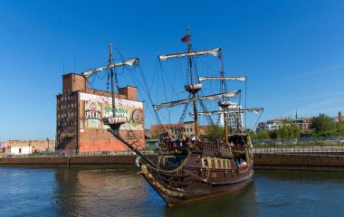 GDANSK, POLAND - 19 Eylül 2015: Gdansk limanında yelkenli yat. Şehir, ortaçağ eski kasaba mimarisi ile Polonya Pomeranya 'nın tarihi başkentidir..