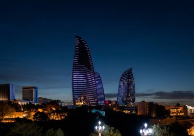 baku, Azerbaycan - 7 Mayıs 2019: Alev Kulelerindeki renkli ışıklar, gece baküsünün sembolü