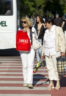 Şehirde yürüyen iki kız.