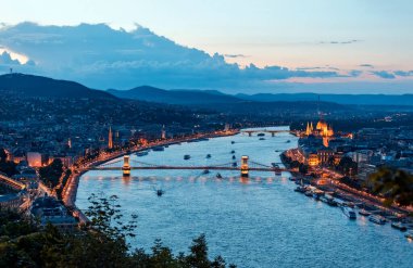 Günbatımında Hungary 'de Budapeşte' nin hava manzarası