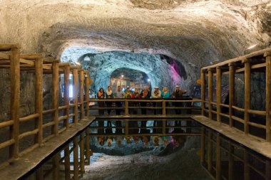ZIPAQUIRA, COLOMBIA - 22 Ekim 2015: Yeraltı Tuz Katedrali Zipaquira 'yı ziyaret eden turistler, madendeki çok renkli tünellerde inşa edildi.