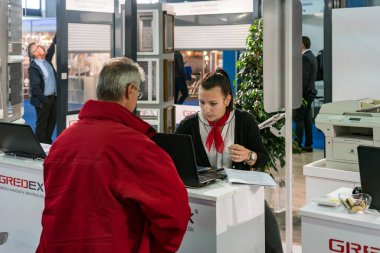 BUDAPEST, HUNGARY - 3 Nisan 2019: Macaristan 'ın Budapeşte kentinde Hungexpo tarafından düzenlenen ve Doğu Avrupa' da türünün en büyük örneği olan Construma Mimari Fuarını kimliği belirsiz kişiler ziyaret etti.