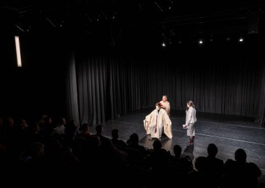 Kimonolu Japon adam sahnede gösteri yapıyor.