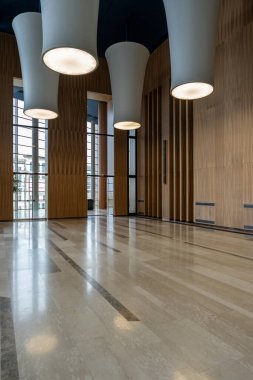 Güzel, modern binanın içi.