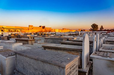 Fez, Fas - 19 Temmuz 2014: Fez, Fas 'taki şehir duvarlarının dışındaki mezarlık.