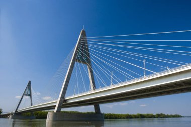 Riga, Letonya 'da nehir boyunca köprü.