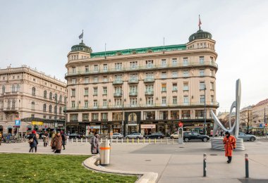 VIENNA, AUSTRIA-NOVEMBER 30, 2016: Viyana şehir merkezindeki ünlü Grand Hotel Bristol Hotel 'in binası.