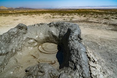 Gobustan, Azerbaycan - 9 Mayıs 2019: Gobustan 'ın Bakü, Azerbaycan yakınlarındaki çamur volkanları