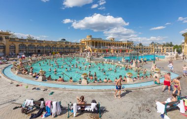 Macaristan Budapeşte 'de modern yüzme havuzu