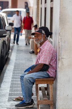 CARTAGENA, COLOMBIA - 29 Ekim 2015: Cartagena şehir merkezinde kimliği belirsiz insanlar. Kolombiya 'nın en büyük beşinci şehri ve Barranquilla' dan sonra bölgenin en büyük ikinci şehridir..