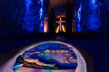 ZIPAQUIRA, COLOMBIA - 22 Ekim 2015: Yeraltı tuz katedralindeki şapel Zipaquira çok renkli tünellerde bir madenden inşa edildi.  