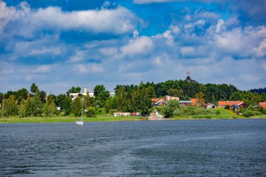 Yazın nehir manzarası