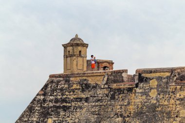 CARTAGENA, COLOMBIA - 29 EKİM 2015: Portekiz kalesini ziyaret ediyorlar. Cartagena, Kolombiya 'nın en büyük beşinci şehri ve Barranquilla' dan sonra bölgenin en büyük ikinci şehridir..