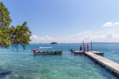 CARTAGENA, COLOMBIA - 29 Ekim 2015: Cartagena 'dan 100 km uzaklıktaki Islas Rosario' da küçük bir tekne. Kolombiya 'nın 46 Doğal Milli Parkından biridir..