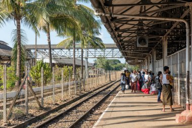 Tren istasyonunda turistler