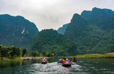 Vietnam 'daki güzel Ha Long Körfezi manzarası.