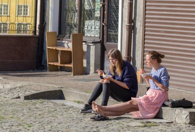 GDANSK, POLAND - 19 Eylül 2015: Gdansk 'ın merkezinde kimliği belirsiz insanlar yürüyor. Şehir, ortaçağ eski kasaba mimarisi ile Polonya Pomeranya 'nın tarihi başkentidir..