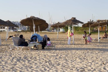 Kumsaldaki insanlar.