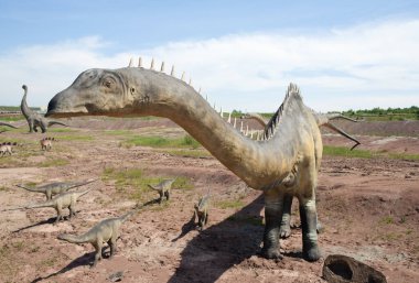 KRASIEJOW, POLAND - 10 Haziran 2017: Krasiejow, Polonya 'daki JuraPark. Dinozorların yeniden yapılandırılması parkın eğitim yolundaki orijinal ve doğal boyutlarına yakındır..