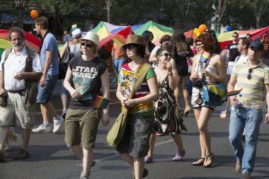 BUDAPEST, HUNGARY - 6 Temmuz 2013 'te Budapeşte, Macaristan' da LGBT (lezbiyen, gey, biseksüel ve transseksüel) haklarını desteklemek için düzenlenen Eşcinsel Onur Yürüyüşüne kimliği belirsiz kişiler katıldı..