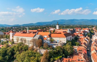 Czech cumhuriyetindeki Cesky Krumlov 'un hava görüntüsü