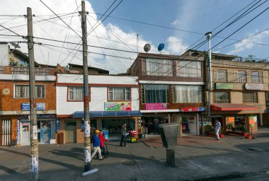 BOGOTA, COLOMBIA - 22 Ekim 2015: Bogota 'nın banliyösünde yürüyen kimliği belirsiz insanlar. Kolombiya 'nın başkenti burada 1538' de kuruldu.