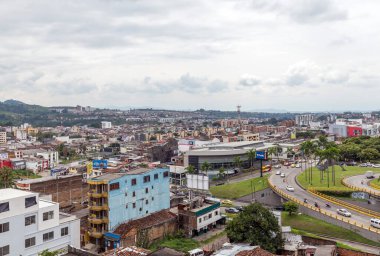 Pereira, COLOMBIA - 25 Ekim 2015: Yağmurlu bir günde Pereira 'nın gerçek görüntüsü. Şehir, And Dağları 'nın eteklerinde, Kolombiya' nın kahve üreten bölgesinde yer almaktadır..