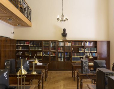 Modern bir okulun içinde.