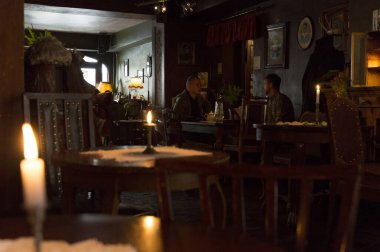 Şehirdeki bir restoranın içinde.