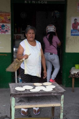 SALENTO, KOLOMBIA - 25 EKİM 2015: Salento 'da bir sokakta kimliği belirsiz insanlar. Salento, Kolombiya 'nın Zona Cafetera bölgesinde, Quindo departmanında küçük sakin bir kasabadır..