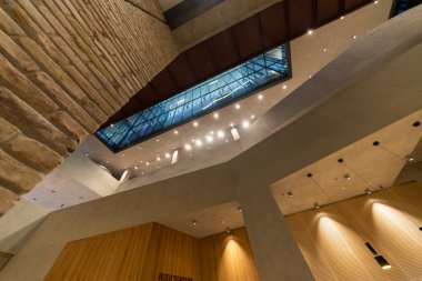 Modern bir binanın içinde.