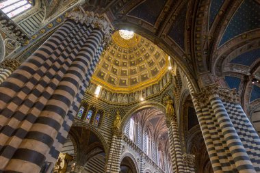İstanbul 'daki St. Peter ve Paul Katedrali' nin içinde.