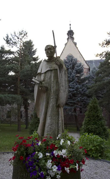 Staty Kvinna Kyrkogård — Stockfoto