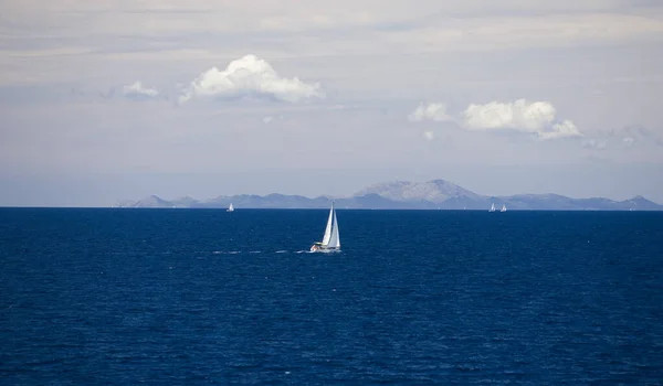 Utsikt Över Havet Och Den Blå Himlen — Stockfoto