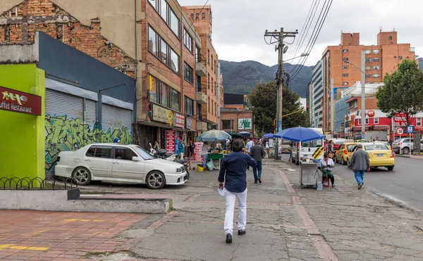 Bogota Kolombia Październik Października 2015 Niezidentyfikowane Osoby Spacerujące Przedmieściach Bogoty — Zdjęcie stockowe