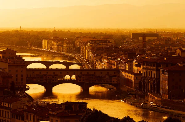ローマイタリア川に架かる古い橋 — ストック写真