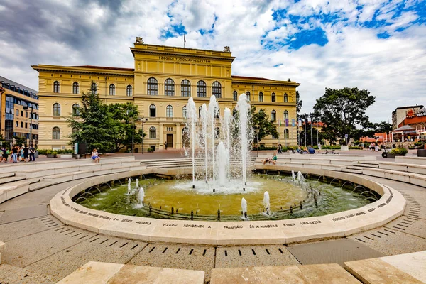 Συντριβάνι Στο Κέντρο Της Πόλης Szeged Ουγγαρία — Φωτογραφία Αρχείου