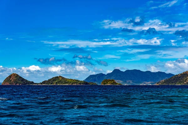 Oskärpa Filippinerna Utsikt Från Båten Och Stilla Havet Berg Bakgrund — Stockfoto