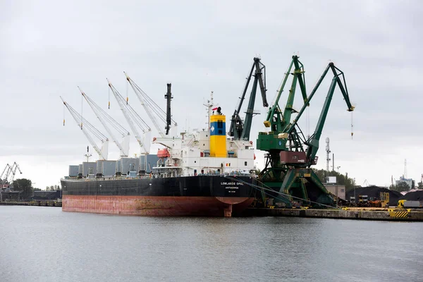 Nave Carico Nel Porto Riga Latvia — Foto Stock