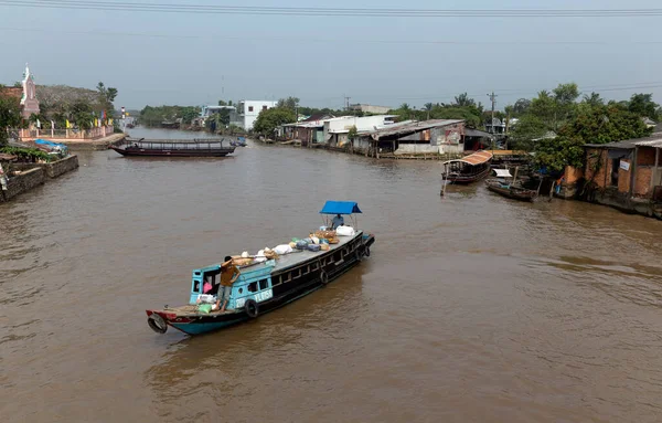 Boot Auf Dem Fluss Der Stadt — Stockfoto