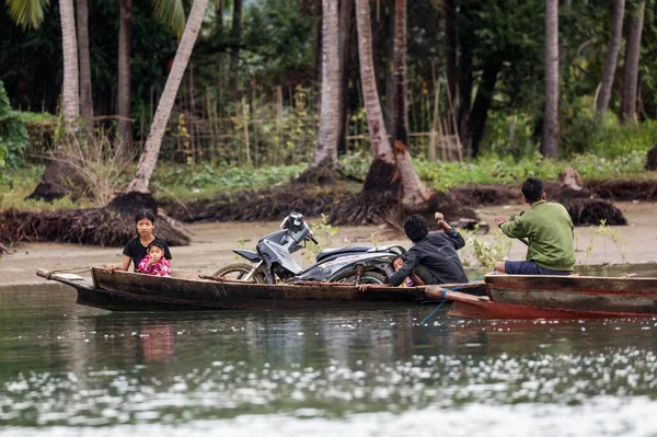 Groupe Personnes Dans Bateau Dans Rivière — Photo