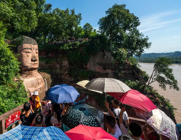 Grande Statue Bouddha Dans Montagne Rocheuse Avec Des Touristes — Photo