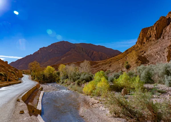 Чудовий Гірський Краєвид Річкою Мароко — стокове фото