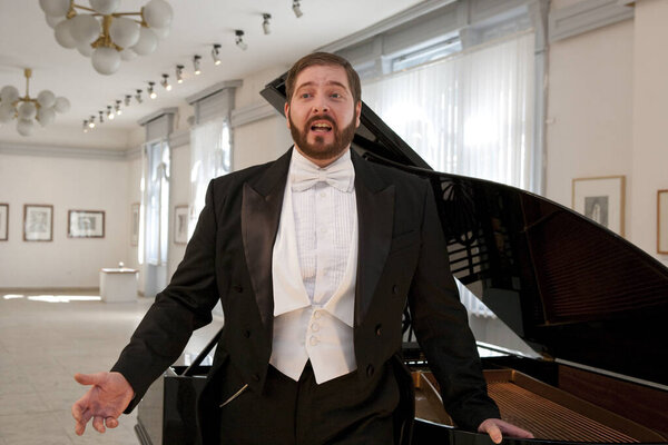 БУДАПЕСТ, ХАНГАРИЯ - 25 МАРТА: Андраш Барлей - венгерский оперный певец на сцене Художественной галереи Пестержебет 25 марта 2009 года в Будапеште, Венгрия.