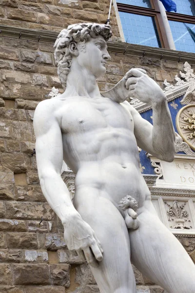 Statue Einer Jungen Frau Einem Brunnen — Stockfoto