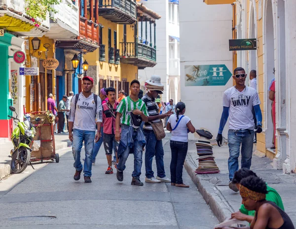Grupo Personas Que Caminan Por Calle Ciudad —  Fotos de Stock