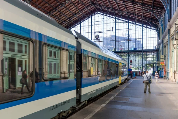 Estação Com Bonde Cidade Europeia — Fotografia de Stock